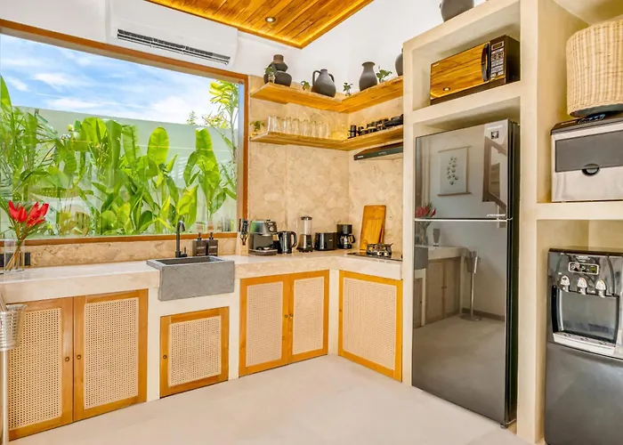 Villa Orlando - Brand New 9br Jacuzzi Cinema Seminyak